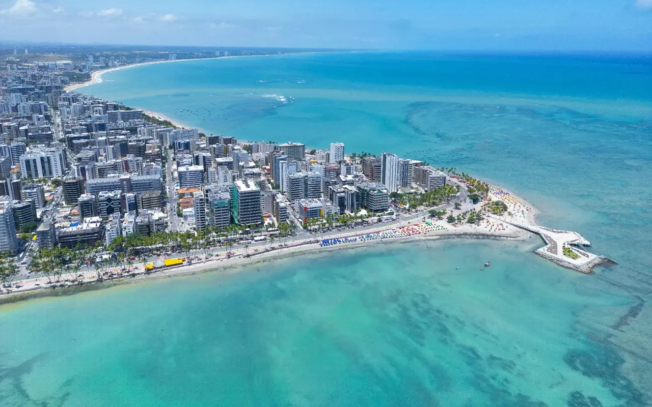Vista aérea do litoral de Alagoas — imóveis de alto padrão em Maceió e no litoral alagoano